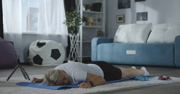 Mujer haciendo ejercicio en casa — Foto de Stock