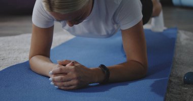 Ev egzersiz sonra nemlendirici kadın