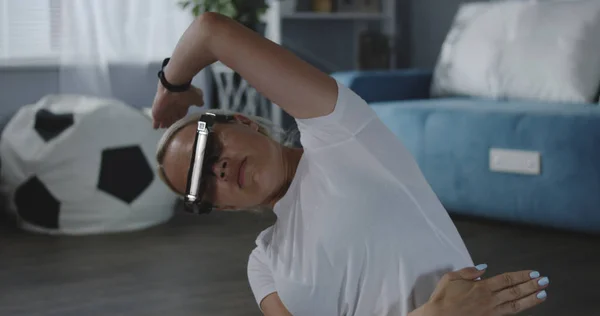 Az otthon dolgozó nő a VR fejhallgatóval — Stock Fotó