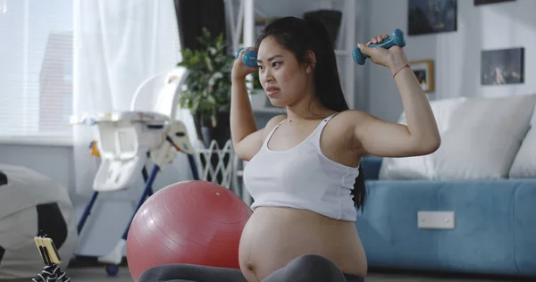 孕妇在锻炼期间观看教程视频 — 图库照片