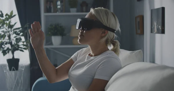 가정 에서 VR 헤드셋을 사용하는 여자 — 스톡 사진
