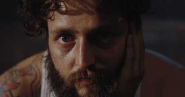 Depresif uyuşturucu bağımlısı kamera bakıyor