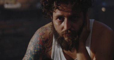 Depresif uyuşturucu bağımlısı kamera bakıyor