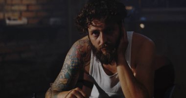 Depresif uyuşturucu bağımlısı kamera bakıyor