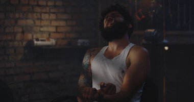 Genç adam aşırı doz ilaç