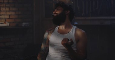 Genç adam aşırı doz ilaç