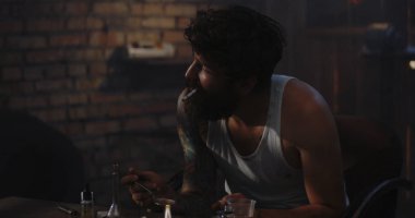 Bir kaşık adam Isıtma ilaç