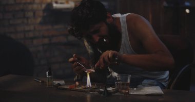 Bir kaşık adam Isıtma ilaç