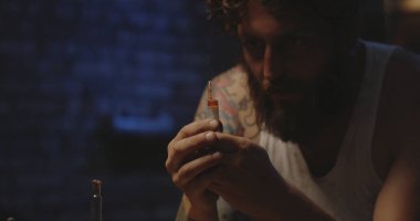 Bir kaşık adam Isıtma ilaç