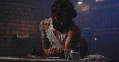 Genç adam aşırı doz ilaç