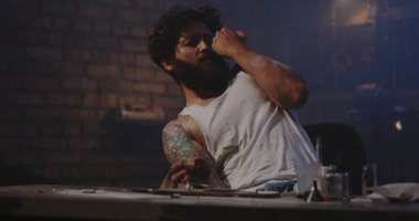 Genç adam aşırı doz ilaç