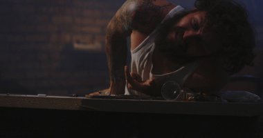 İlaç aşırı doz muzdarip genç adam