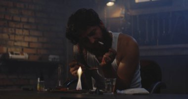 Genç adam aşırı doz ilaç