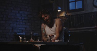 Genç adam aşırı doz ilaç