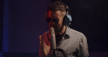 Stüdyodan şarkıcı kayıtları