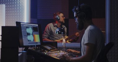 Stüdyo çalışan gitarist ve ses mühendisi