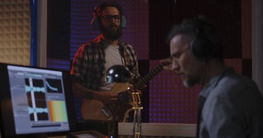 Stüdyo çalışan gitarist ve ses mühendisi