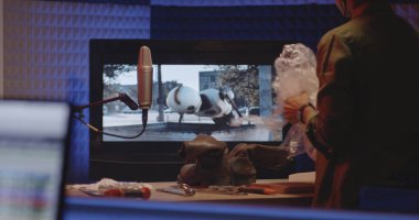 Foley sanatçılar ve ses mühendisi stüdyoda çalışan