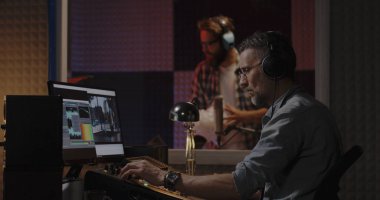 Stüdyodan çalışan Foley sanatçısı