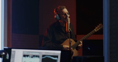 Stüdyo çalışan gitarist ve ses mühendisi