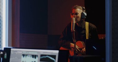 Stüdyo çalışan gitarist ve ses mühendisi