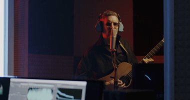 Stüdyo çalışan gitarist ve ses mühendisi