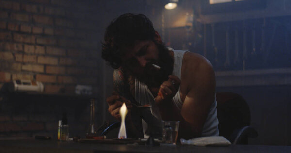 Молодой человек передозирует наркотик
