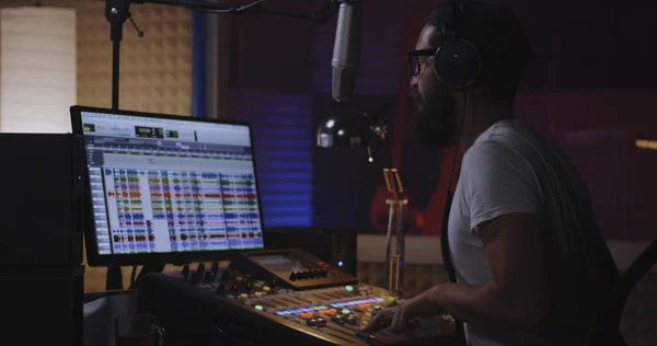 Man recording his own voice part in studio — Stock Photo, Image