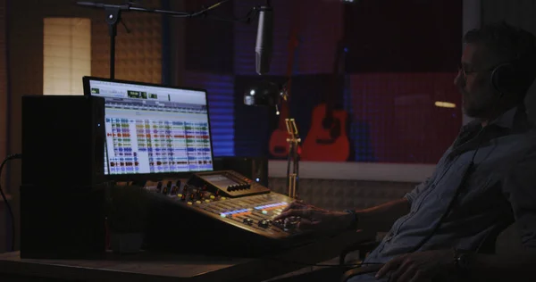 Homme enregistrant sa propre voix en studio — Photo