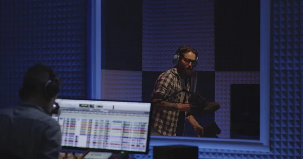 Foley artist working in studio — Stock Photo, Image