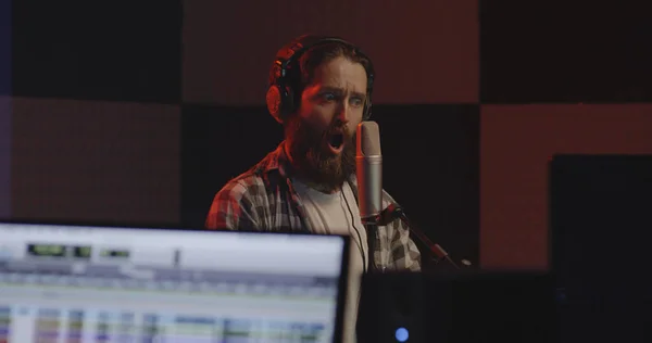 Actor haciendo voz en estudio de sonido — Foto de Stock