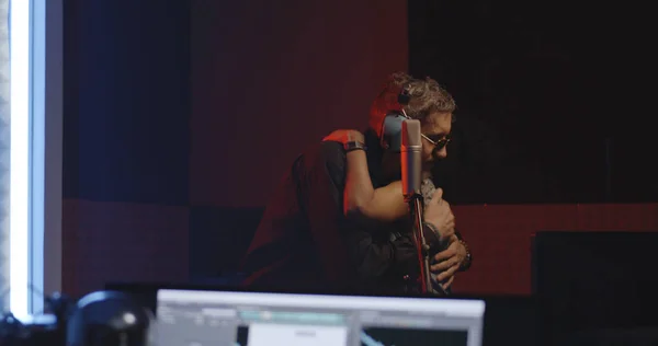 Cantantes e ingenieros de sonido trabajando en el estudio — Foto de Stock