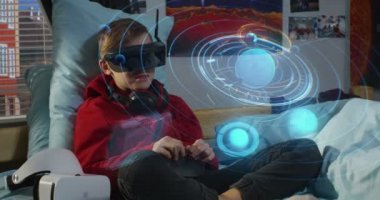Çocuk izlerken güneş sistemi hologram
