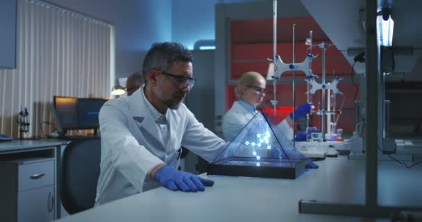 Cientista que examina a estrutura molecular holográfica — Vídeo de Stock