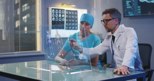 Médicos usando pantalla holográfica — Vídeos de Stock