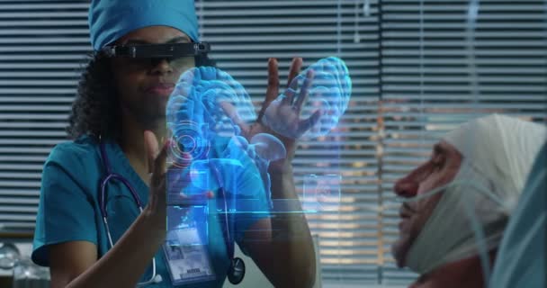 Doktor za pomocą gogli VR podczas omawiania diagnozy — Wideo stockowe