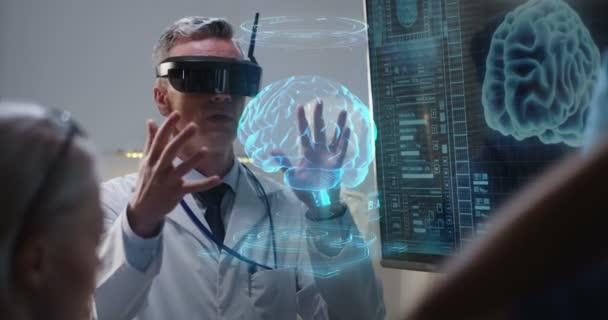 Doctor explicando con auriculares VR — Vídeo de stock