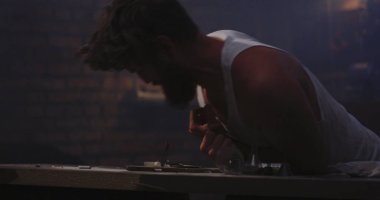 İlaç aşırı doz muzdarip genç adam