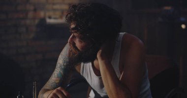 Depresif uyuşturucu bağımlısı kamera bakıyor