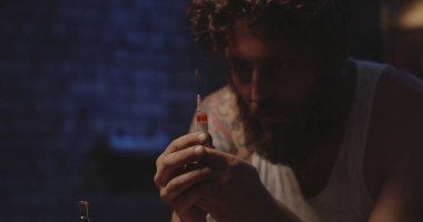 Bir kaşık adam Isıtma ilaç