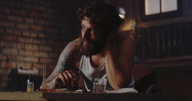 Depresif uyuşturucu bağımlısı kamera bakıyor