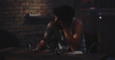 Depresif uyuşturucu bağımlısı uzağa bakıyor