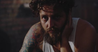 Depresif uyuşturucu bağımlısı kamera bakıyor