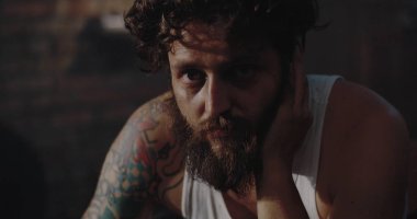 Depresif uyuşturucu bağımlısı kamera bakıyor