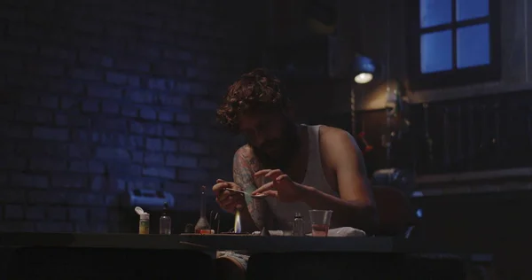 Hombre calentando droga en una cuchara — Foto de Stock