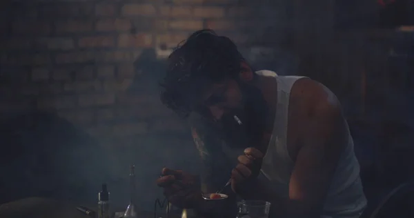 Hombre calentando droga en una cuchara — Foto de Stock