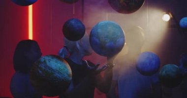 Genç öğretmen gezegen modelleri ile astronomi öğretim