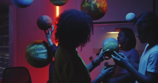 Docent astronomie uitleggen aan studenten — Stockvideo