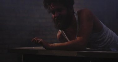 İlaç aşırı doz muzdarip genç adam