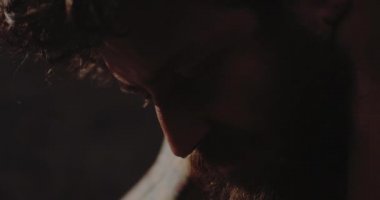 Depresif uyuşturucu bağımlısı uzağa bakıyor